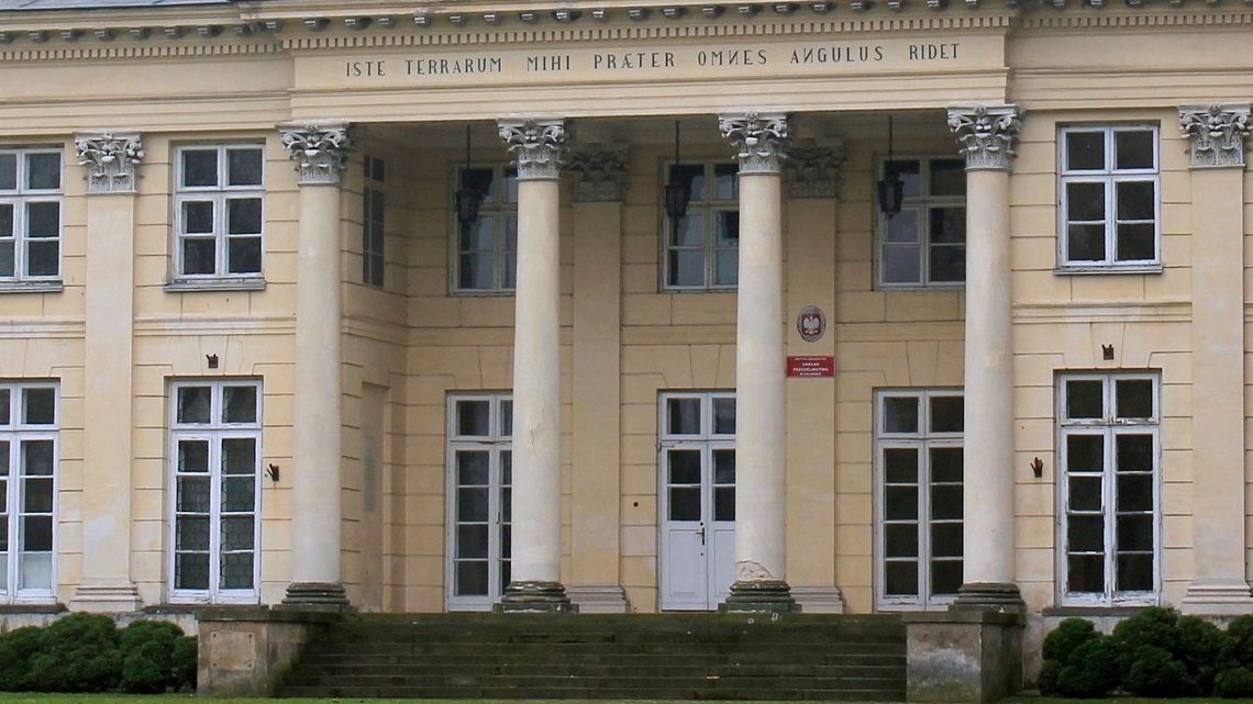 Puławy: Śmiecą i piją przy zabytkowym pałacu