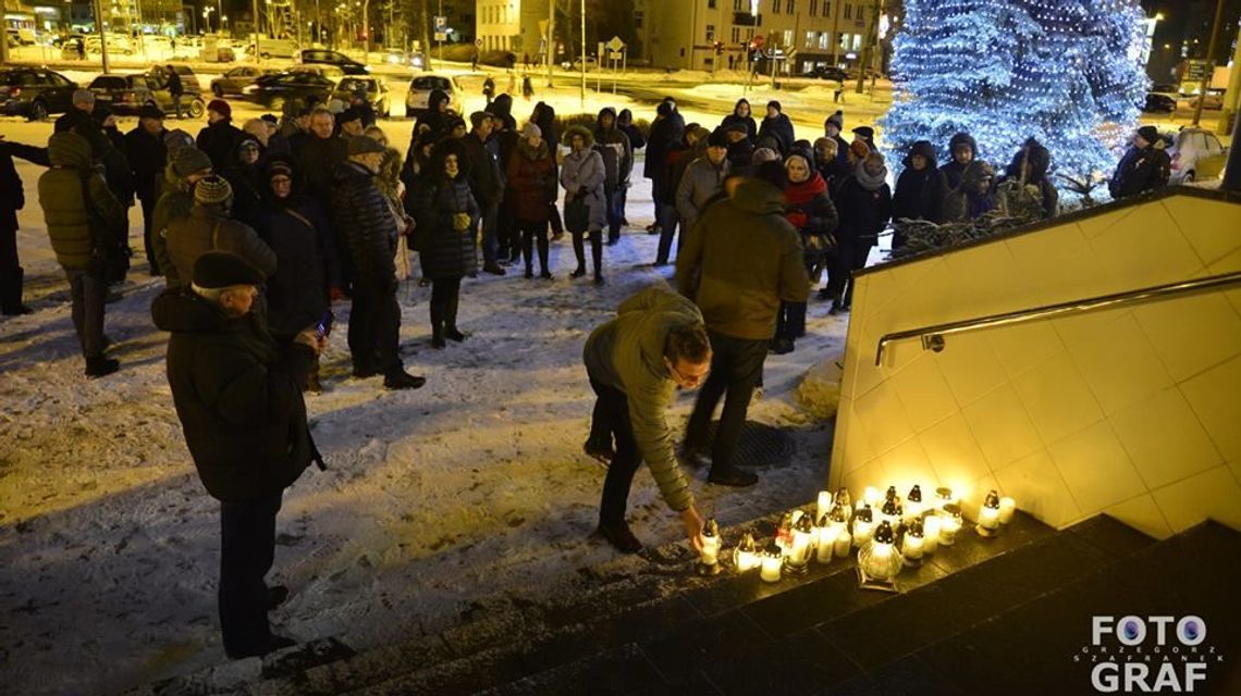 Puławy solidarne z Gdańskiem, mieszkańcy zapalili znicze Puławy solidarne z Gdańskiem, mieszkańcy zapalili znicze