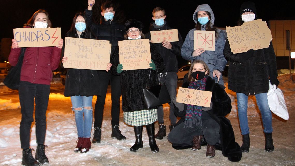 Puławy: Strajk kobiet znów przed Ratuszem. "Walczymy o swoje prawa"