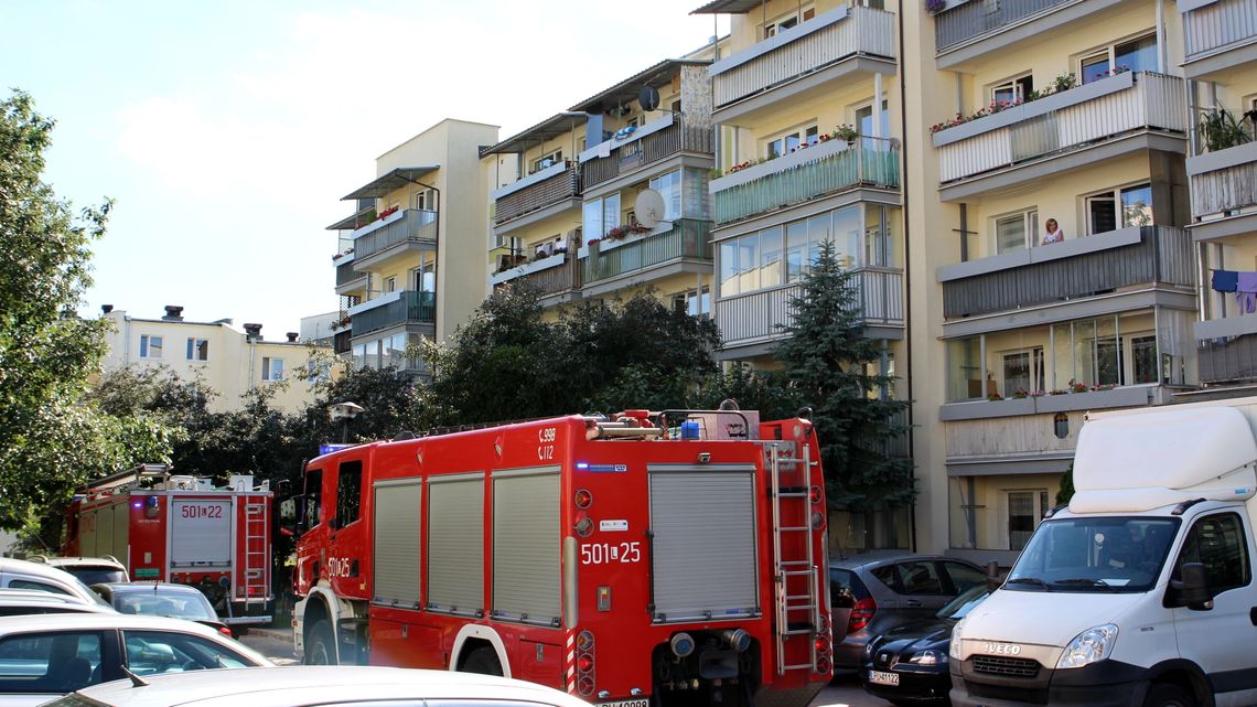 Puławy: Straż pożarna na osiedlu Niwa. Dym na trzecim piętrze