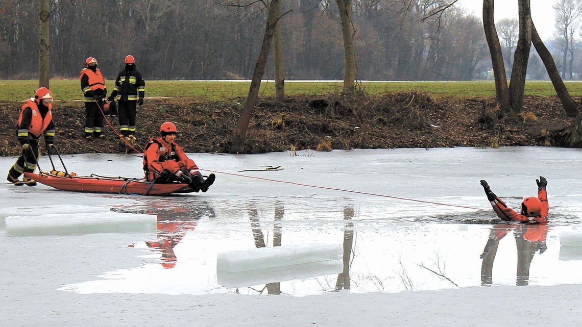 Puławy: Strażacy ćwiczyli ratownictwo na lodzie [zdjęcia]