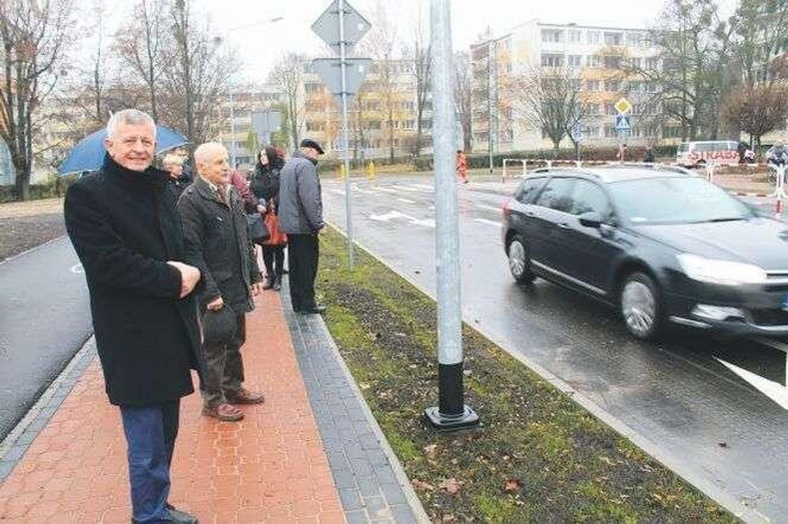 Puławy: Ul. Norwida otwarta, radni machali kierowcom