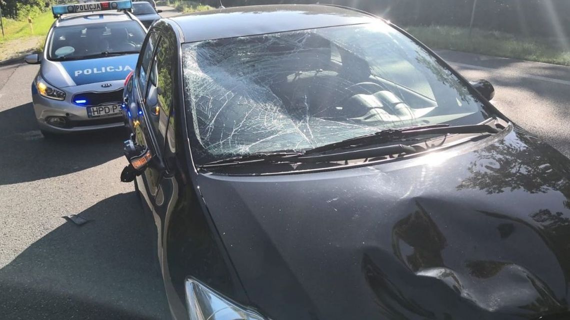 Puławy. Urwane lusterko, rozbita przednia szyba. Samochód zderzył się ze skuterem Puławy. Urwane lusterko, rozbita przednia szyba. Samochód zderzył się ze skuterem
