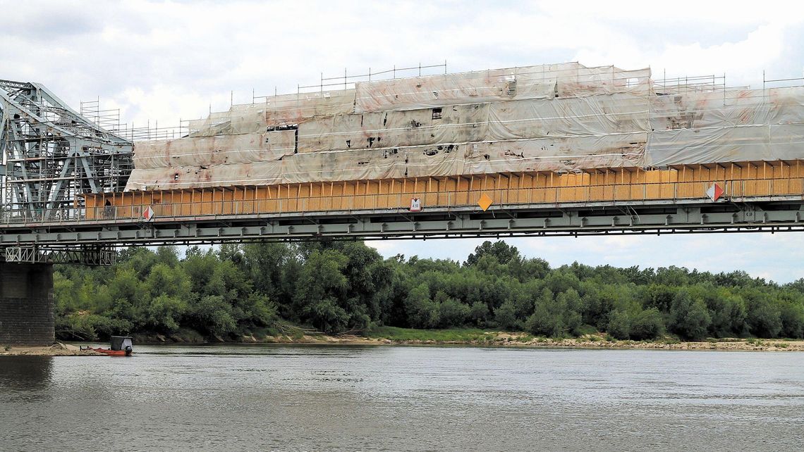 Puławy: Uważaj kajakarzu, sypie się z mostu