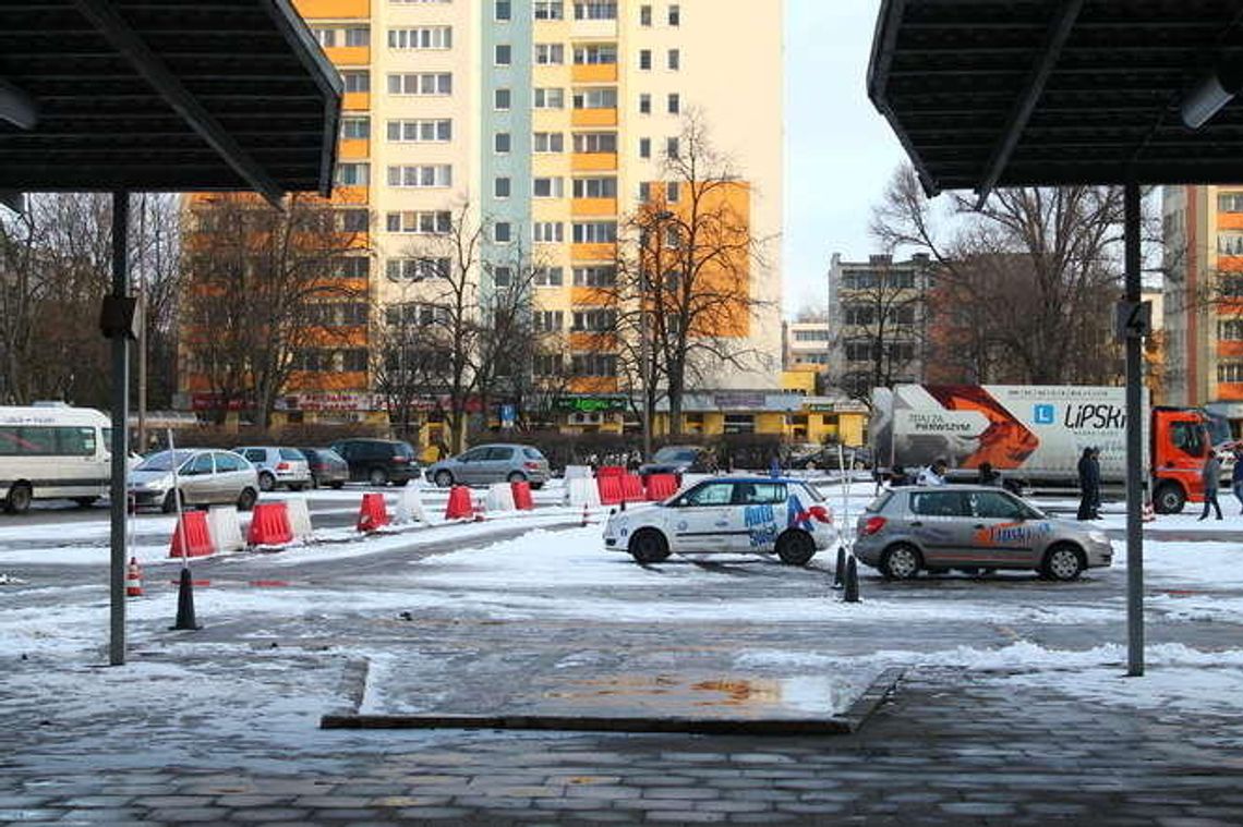 Puławy: Wierni chcieli parkować na placu po dworcu PKS