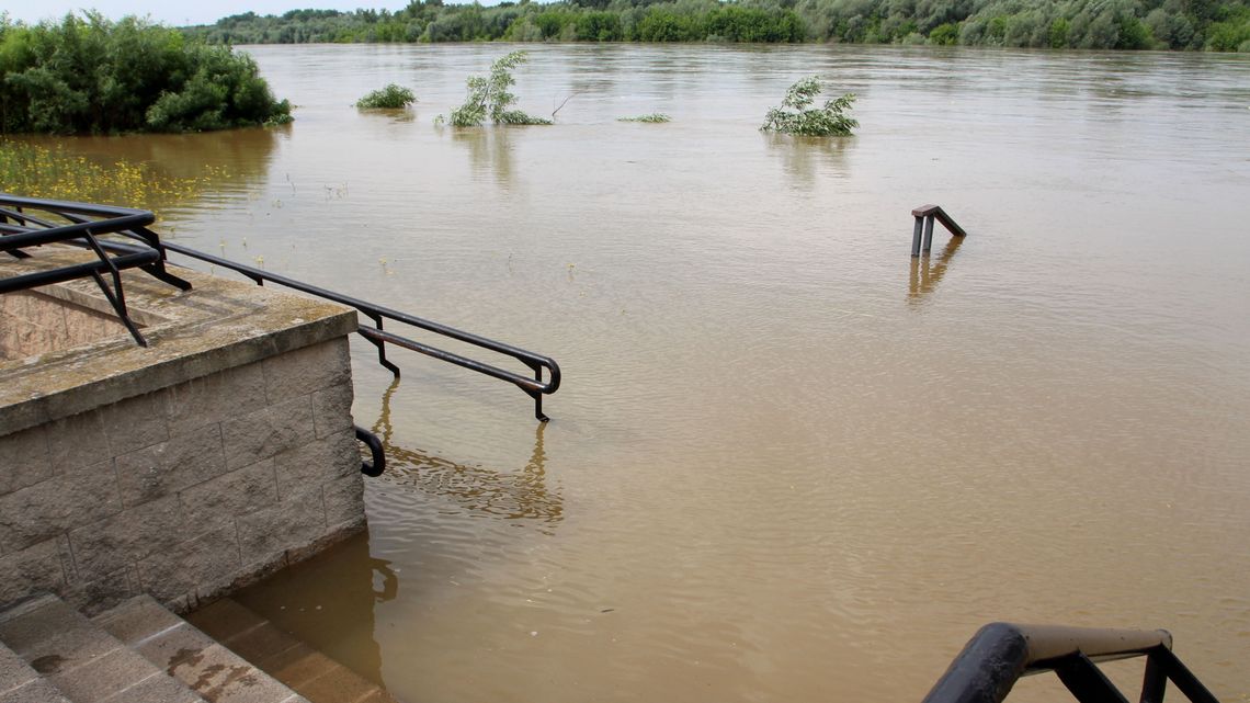 Puławy: Wisła przekroczyła stan alarmowy. Fala wezbraniowa przestaje rosnąć [zdjęcia, wideo]