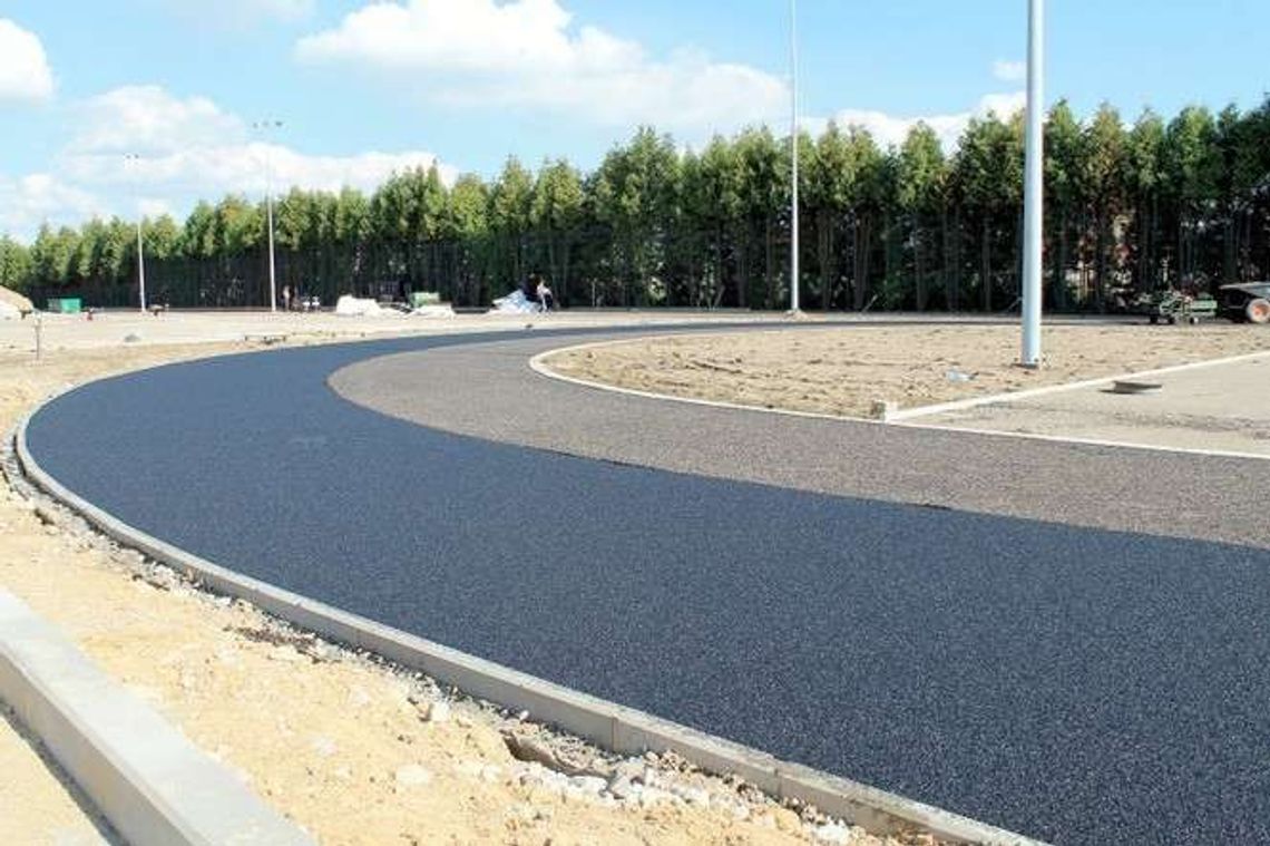Puławy: Wylewają bieżnię, układają chodniki. Będą boiska