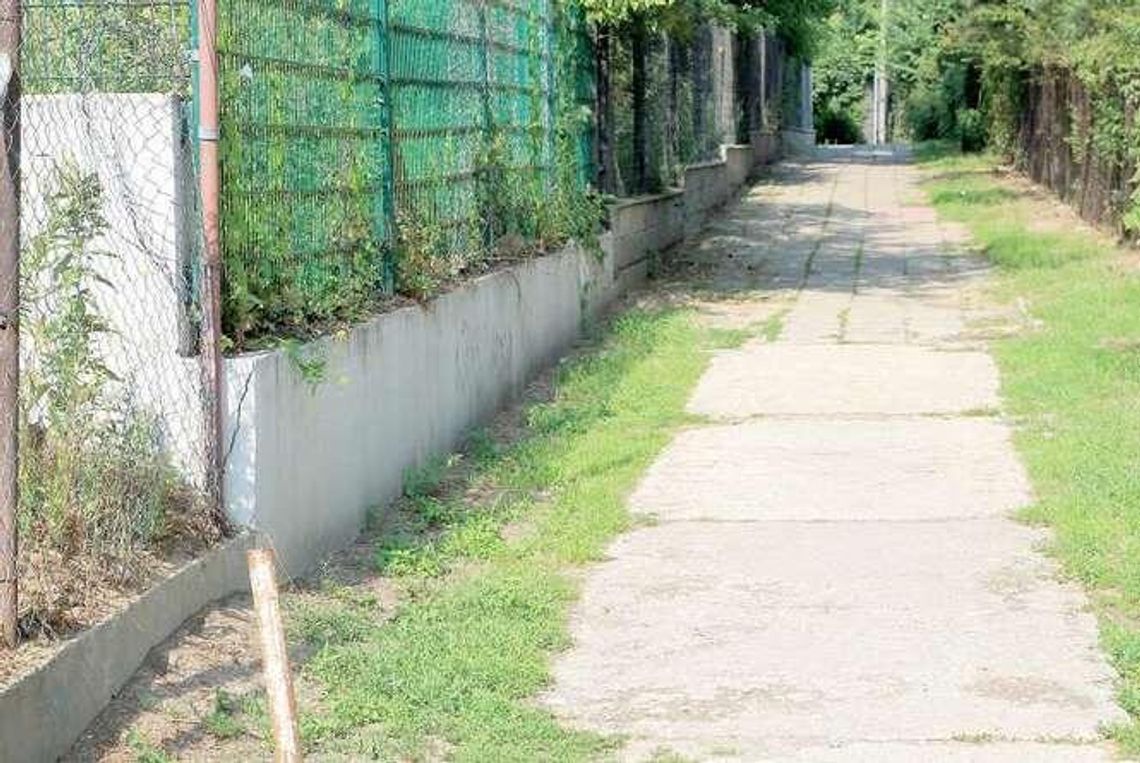 Puławy: Wyrównają chodnik, ustawią nowe latarnie