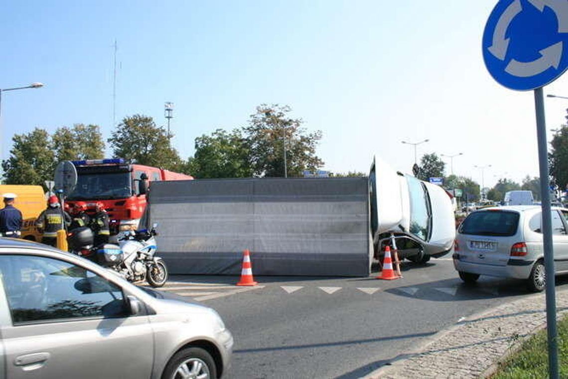 Puławy. Za szybko na rondzie. Samochód dostawczy przewrócił się na bok