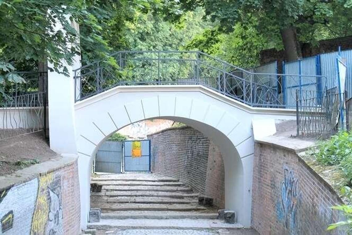 Puławy: Zabytkowa kładka, jak nowa