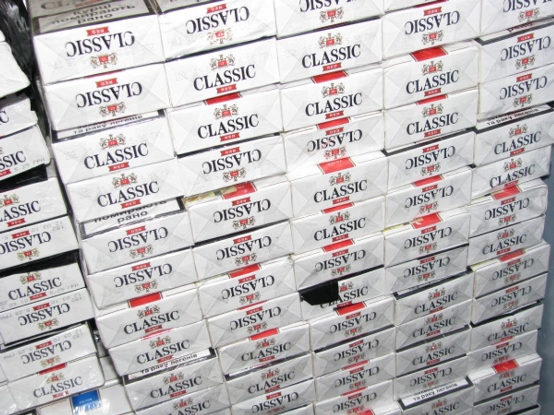 Puławy: Zbierali nielegalne papierosy wyrzucone z pociągu