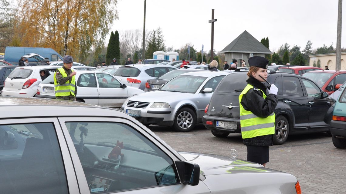 Puławy: Zmiany na drogach w okolicach cmentarzy i bezpłatne autobusy Puławy: Zmiany na drogach w okolicach cmentarzy i bezpłatne autobusy