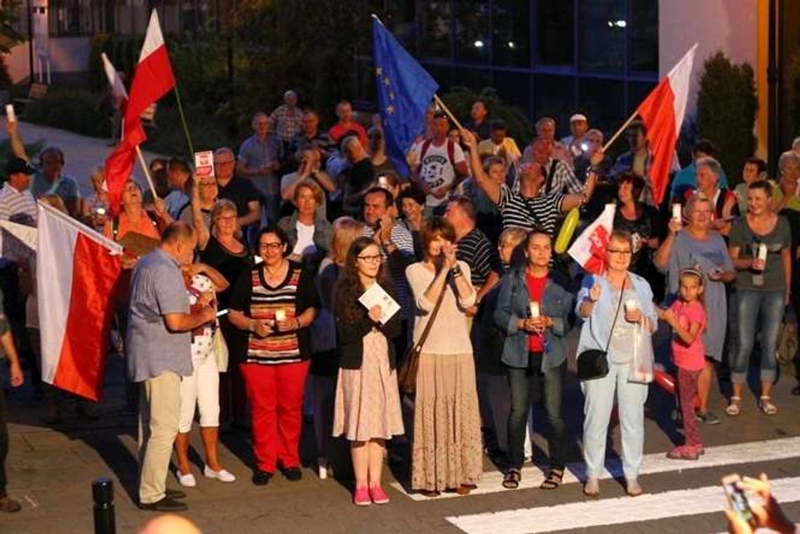 Puławy: Znów demonstrowali przed sądem, dziś kolejna pikieta Puławy: Znów demonstrowali przed sądem, dziś kolejna pikieta