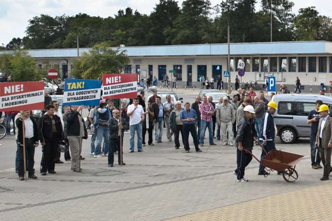 Puławy: Związkowcy jajkami obrzucili okna zarządu