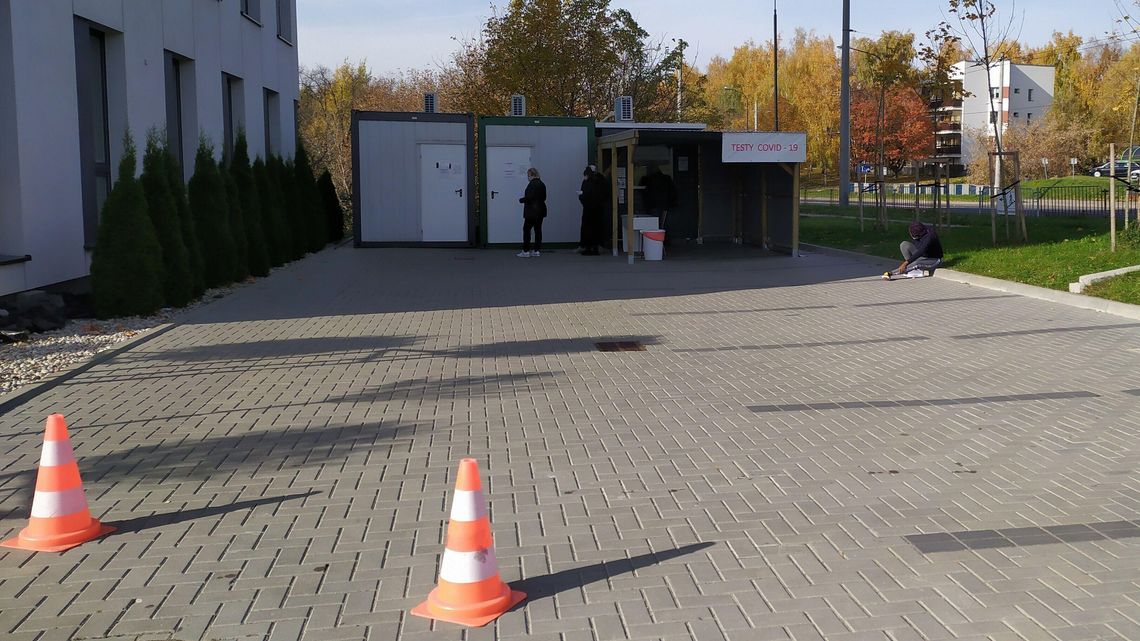 Punkty wymazowe zaczynają się blokować. 1,5 godziny czekania na test na koronawirusa Punkty wymazowe zaczynają się blokować. 1,5 godziny czekania na test na koronawirusa