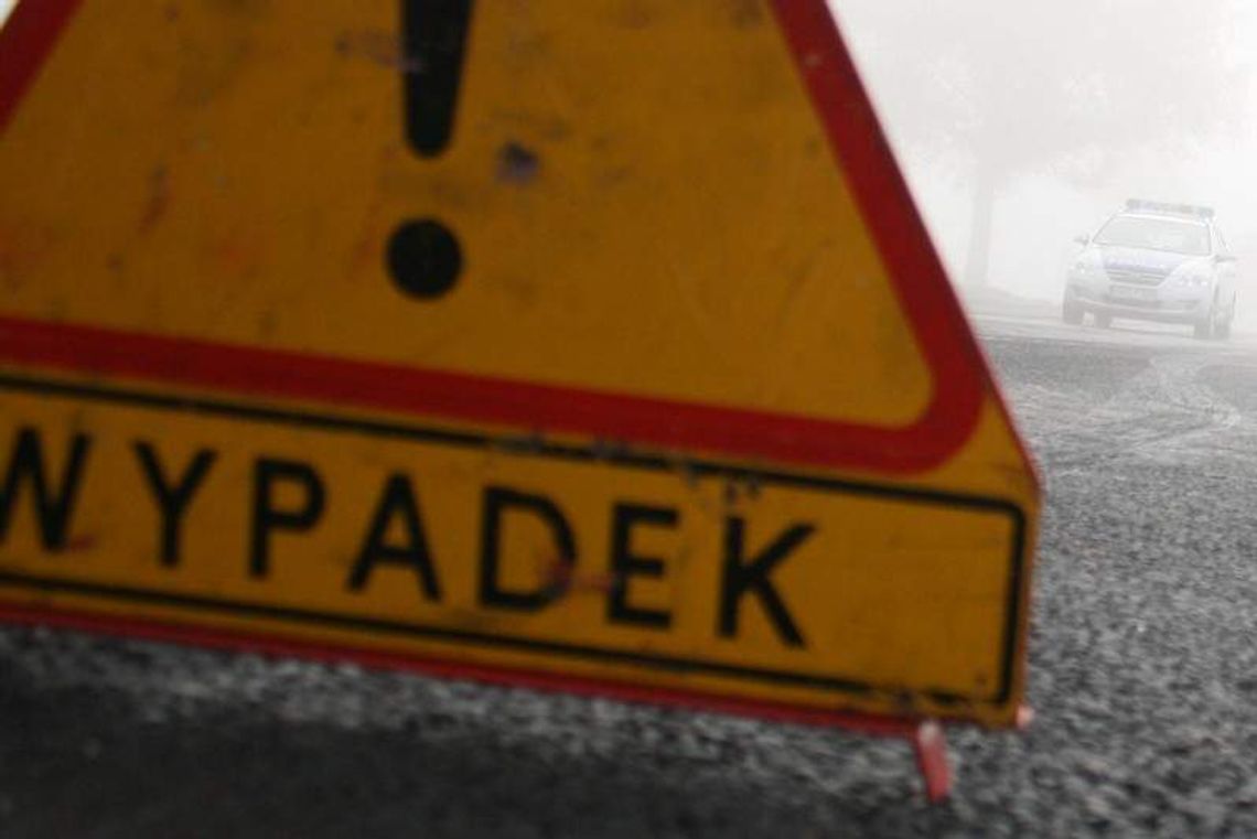 Puściły hamulce w walcu drogowym. Stoczył się na busa