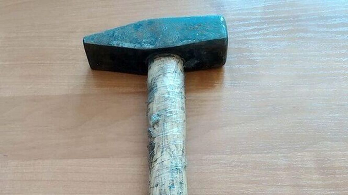 Puściły mu nerwy. Zatrzymał auto i wyskoczył z młotkiem