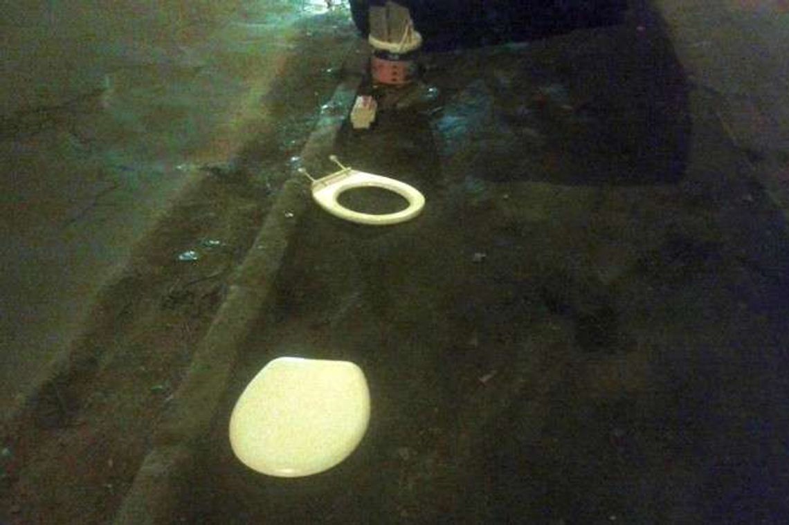 Pustaki, deska klozetowa i wiadro. Blokada przeciwko kierowcom?