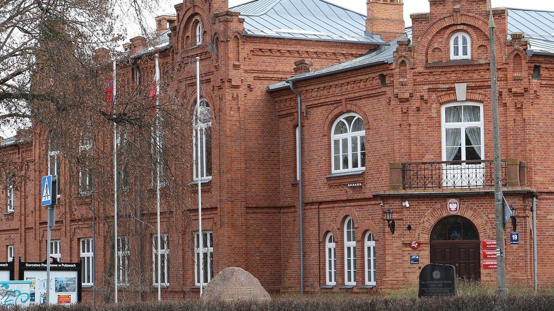 Pusty maszt przed starostwem. Pytają o unijną flagę