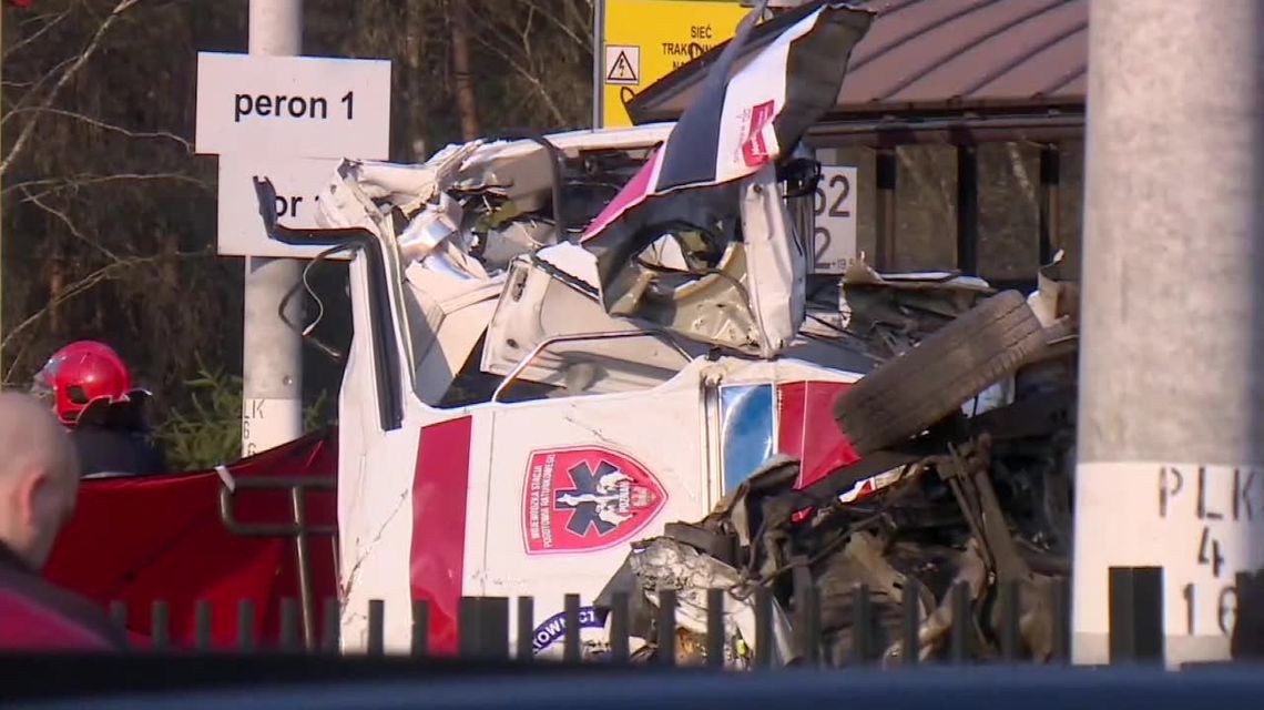 Puszczykowo: Pociąg zmiażdżył karetkę na przejeździe kolejowym. Dwie osoby nie żyją [wideo]