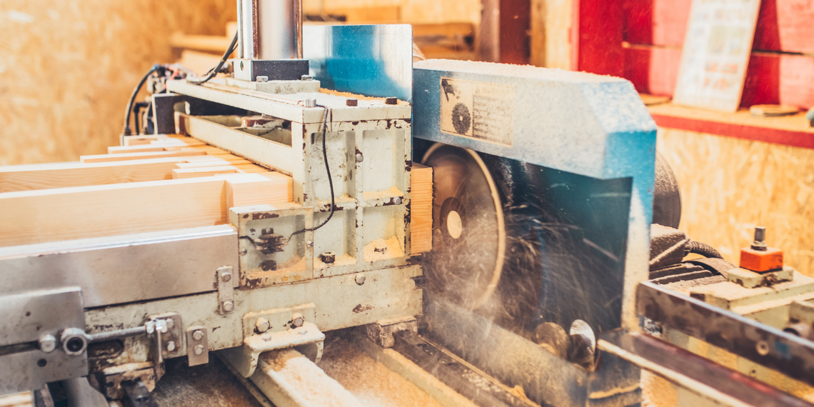 Pył w miejscu pracy – cichy wróg zdrowia. Jak się przed nim chronić?