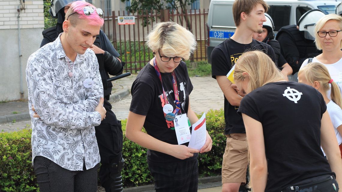Queer Tour w Puławach. Happening LGBT+ kontra kibice i kółko różańcowe Queer Tour w Puławach. Happening LGBT+ kontra kibice i kółko różańcowe
