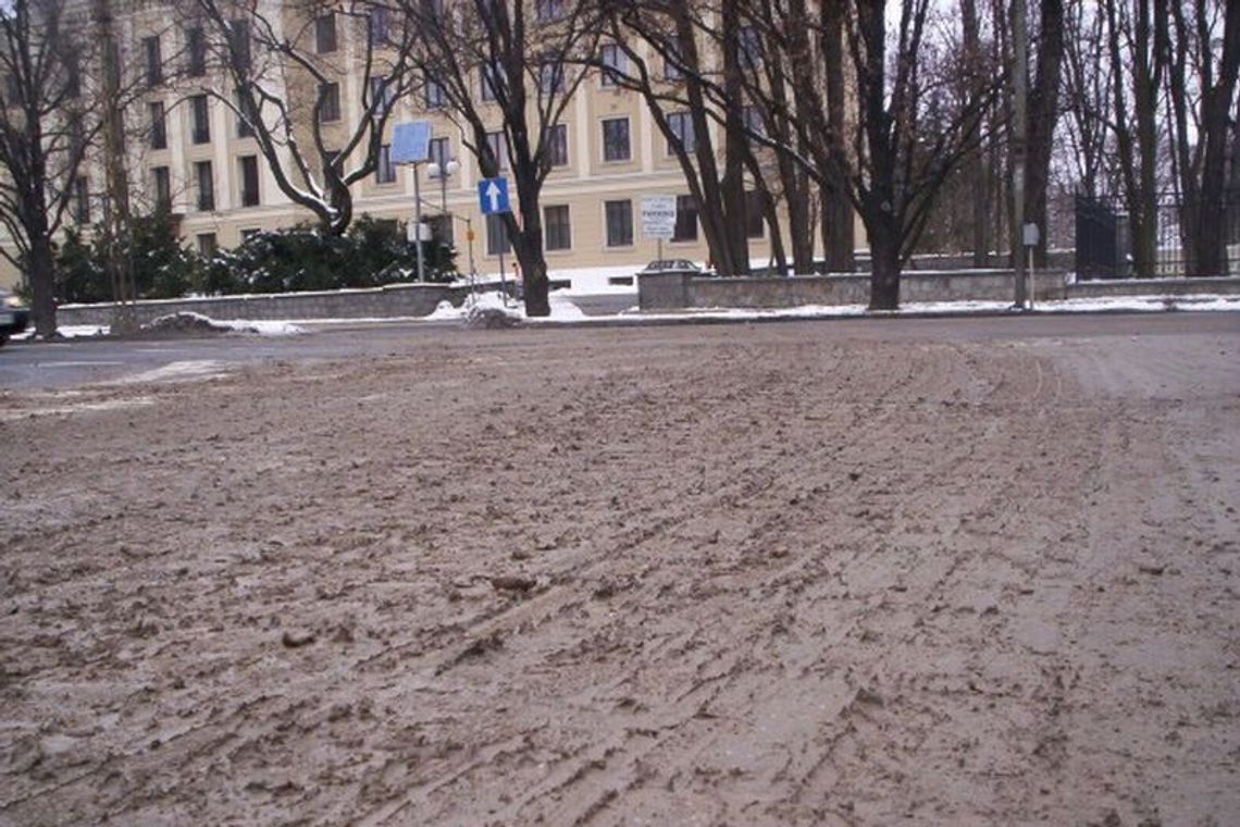 Racławickie: Błoto z budowy CSK na jezdni (zdjęcia) Racławickie: Błoto z budowy CSK na jezdni (zdjęcia)