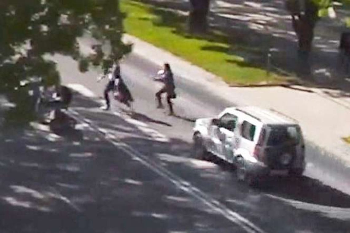 Racławickie: Wjechał w pieszą na przejściu. Wypadek nagrała kamera