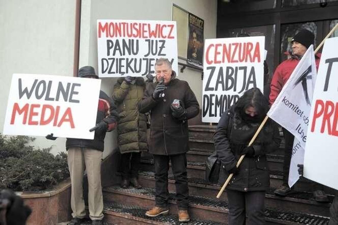 Rada zajęła się odwołanym programem w TVP Lublin. Przed siedzibą telewizji protest [zdjęcia]