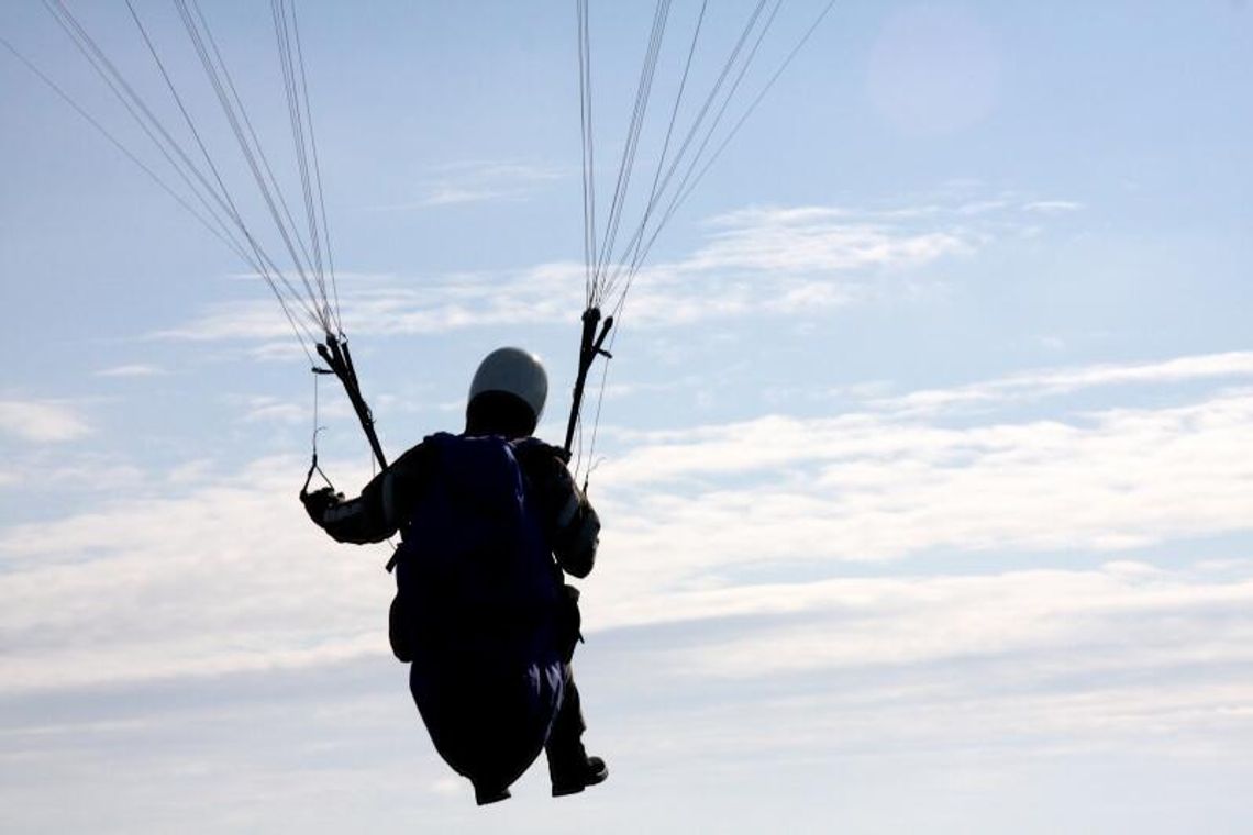 Radawiec: Skoczek spadochronowy zawisł na drzewie