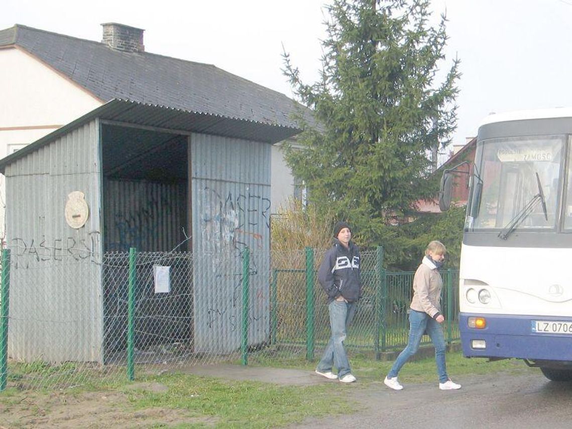 Radecznica: Mężczyzna ogrodził przystanek autobusowy siatką