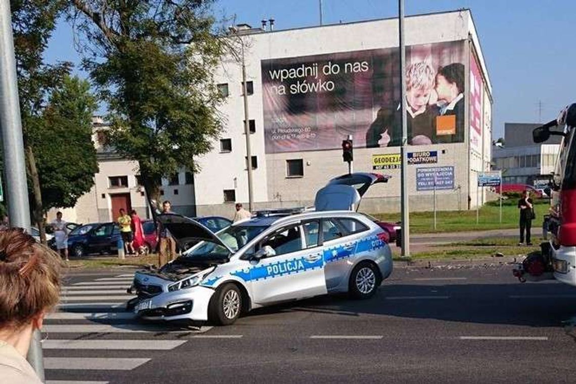 Radiowóz zderzył się z mercedesem. Policjant wymusił pierwszeństwo