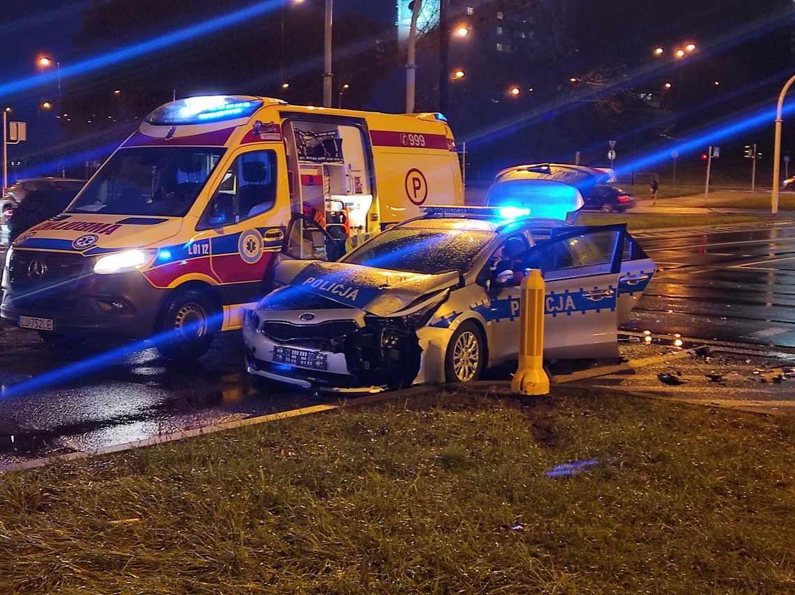 Radiowóz zderzył się z osobówką. Czyja wina?