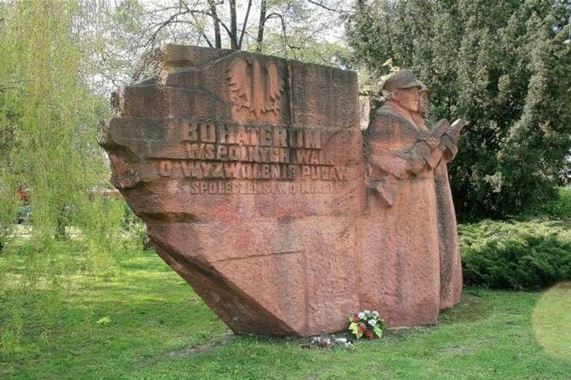 Radni chcieli usunięcia pomnika z polskim i radzieckim żołnierzem. Starosta go nie ruszy