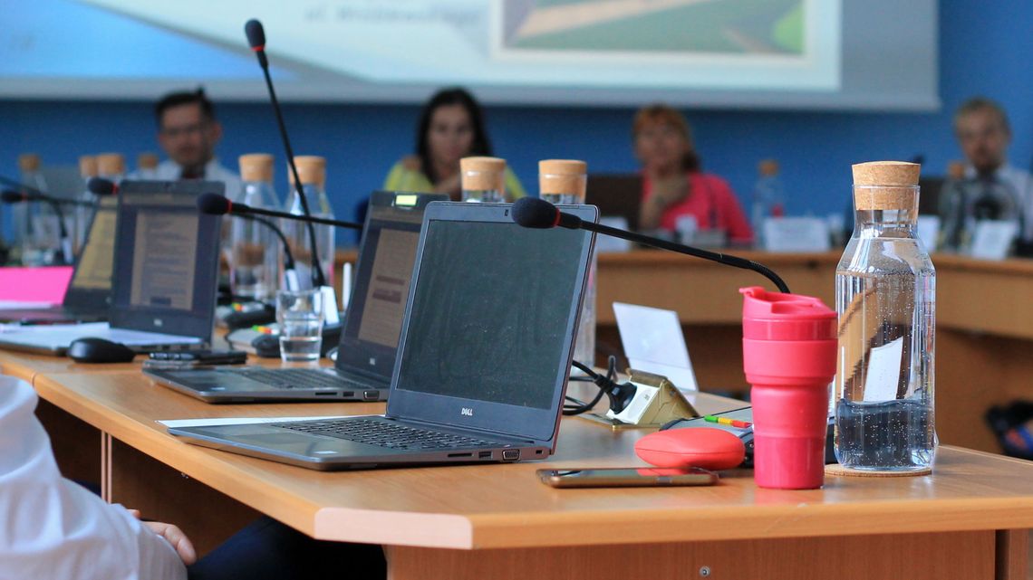 Radni dają przykład innym. Zrezygnowali z wody w plastikowych butelkach i piją kranówkę