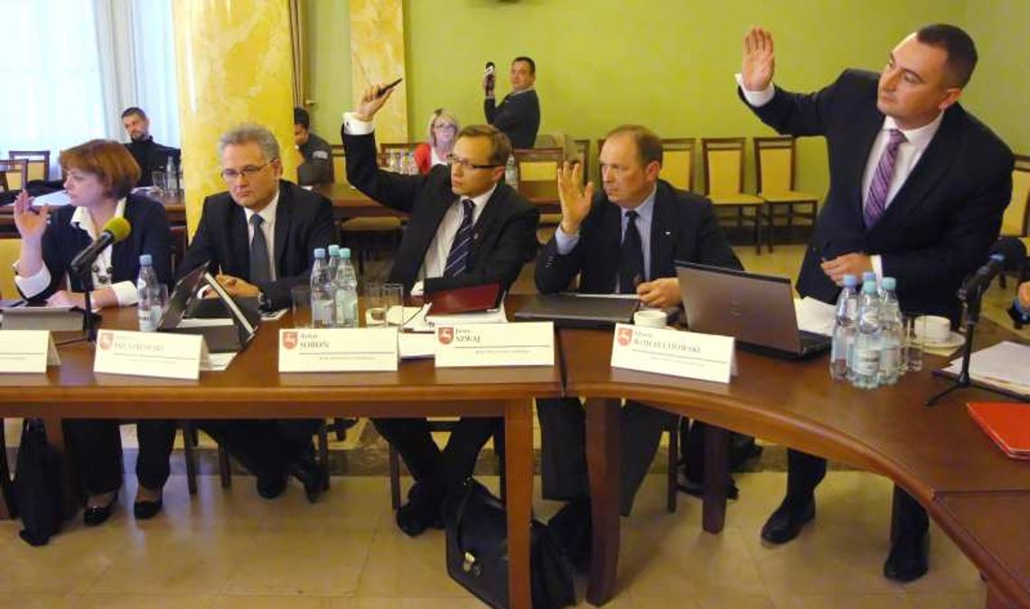 Radni nie chcieli obniżyć pensji Andrzejowi Pruszkowskiemu