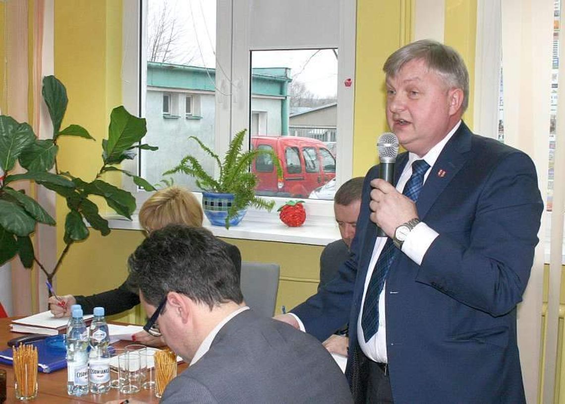 Radni nie umieją ustalić nowej pensji, a wójt nadal dobrze zarabia