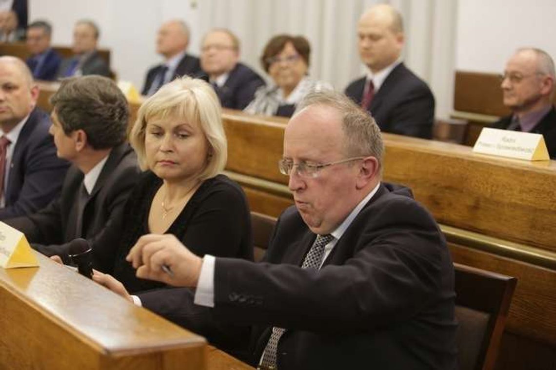 Radni PO chcą wywieszać preambułę Konstytucji w szkołach. PiS przeciwne Radni PO chcą wywieszać preambułę Konstytucji w szkołach. PiS przeciwne