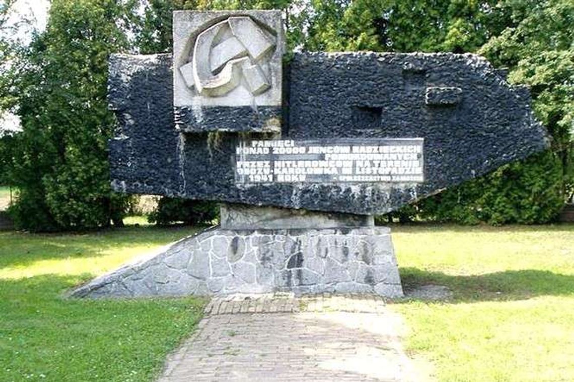 Radni: Pomnik z sierpem i młotem to część historii miasta 