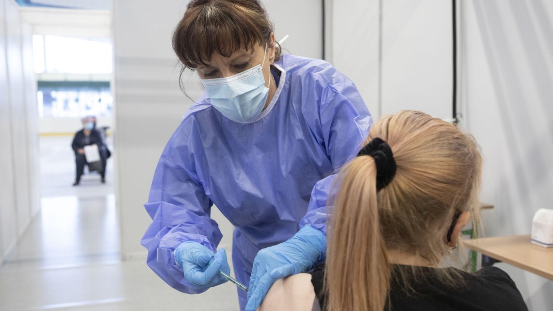 Radni uchwalili obowiązkowe szczepienie przeciwko COVID-19. Pojawiły się groźby Radni uchwalili obowiązkowe szczepienie przeciwko COVID-19. Pojawiły się groźby