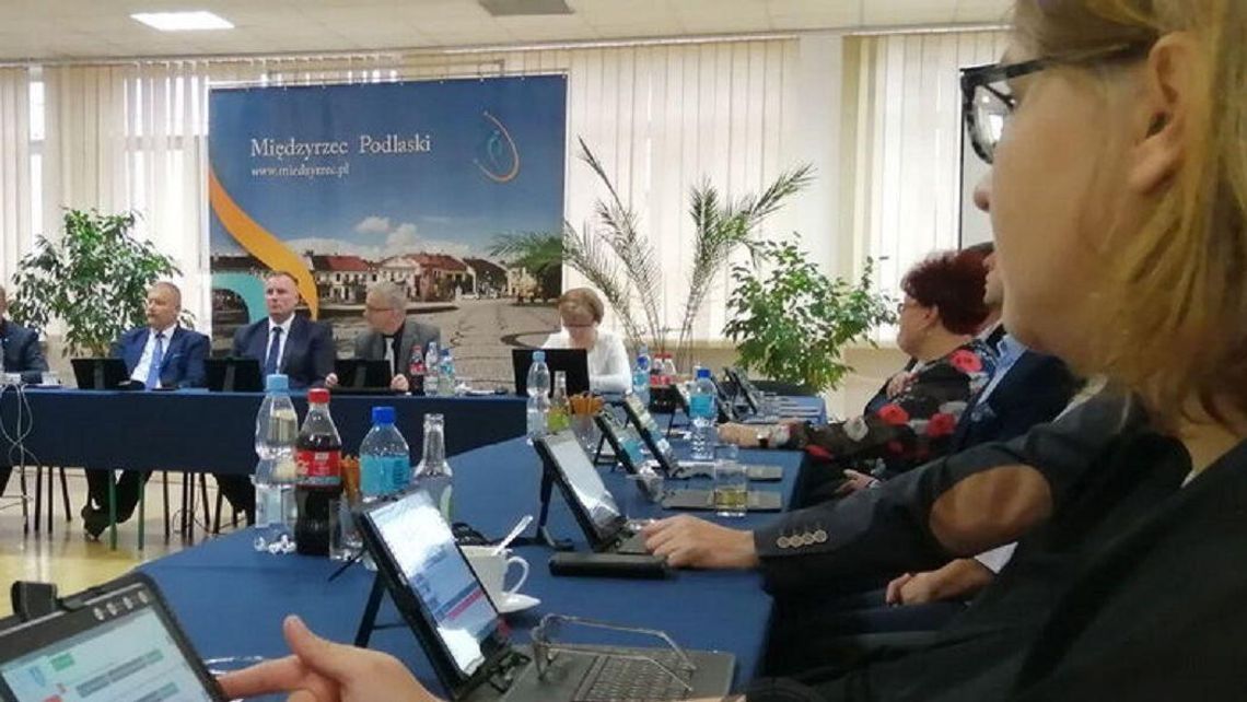 Radni zmienili statut Międzyrzeca Podlaskiego, by obradować zdalnie. Wojewoda to unieważnił