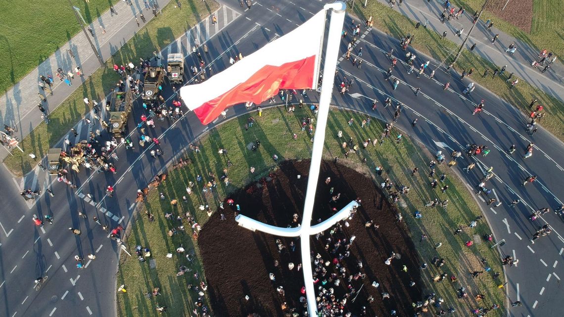 Radny chciał dodatkowego oświetlenia Masztu Niepodległości. Dostał odpowiedź
