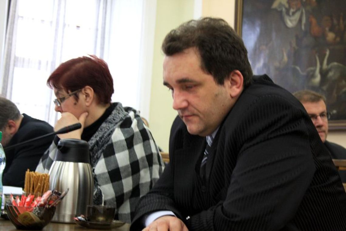 Radny Kimak ma pomysł na biznes: zarabiać na flakach i cebularzach