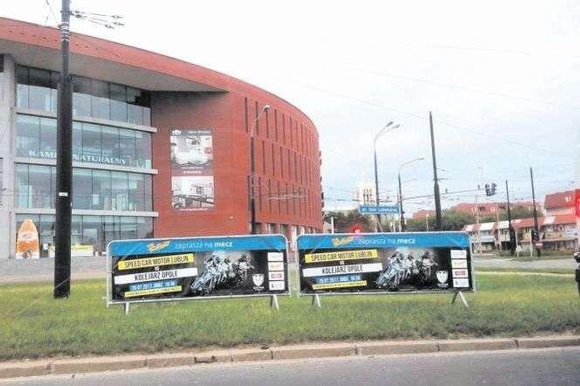 Radny PiS broni płotków z reklamami. Miasto: Na taką formę promocji już się nie zgodzimy Radny PiS broni płotków z reklamami. Miasto: Na taką formę promocji już się nie zgodzimy