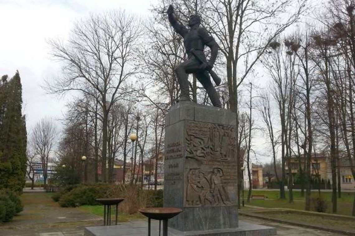 Radny PiS chce poświęcenia pomnika partyzanta. Prawdopodobnie sowieckiego