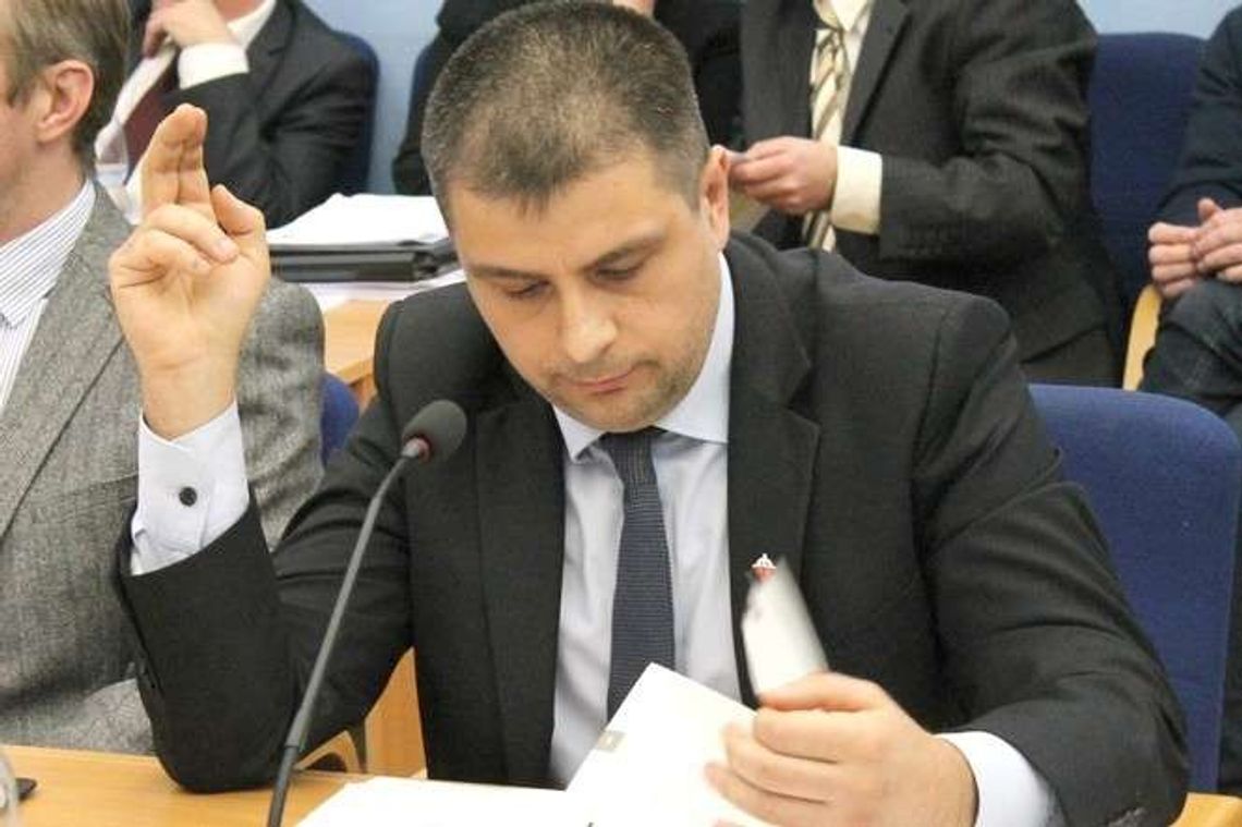 Radny pozwany przez wiceprezydent Puław. Co z jego mandatem?