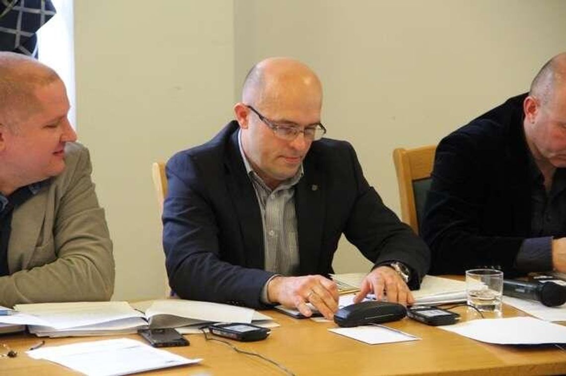 Radny przeciwny żłobkom. Uważa, że lepiej wydawać pieniądze na drogi