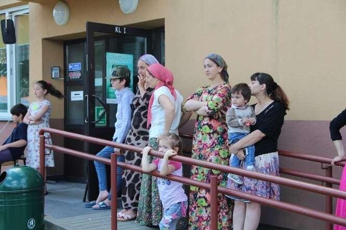 Radny w imieniu mieszkańców: Cudzoziemcy piją i kradną. Policja: Nie mieliśmy skarg