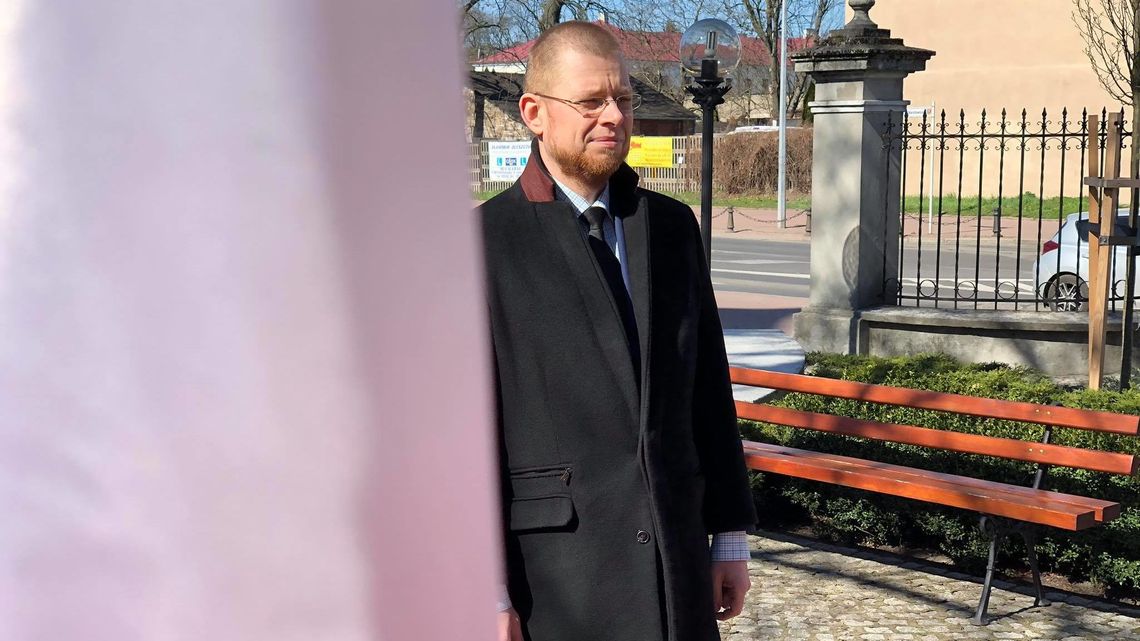 Radny zakażony koronawirusem chciał wziąć udział w sesji zdalnie. Przewodniczący się nie zgodził Radny zakażony koronawirusem chciał wziąć udział w sesji zdalnie. Przewodniczący się nie zgodził