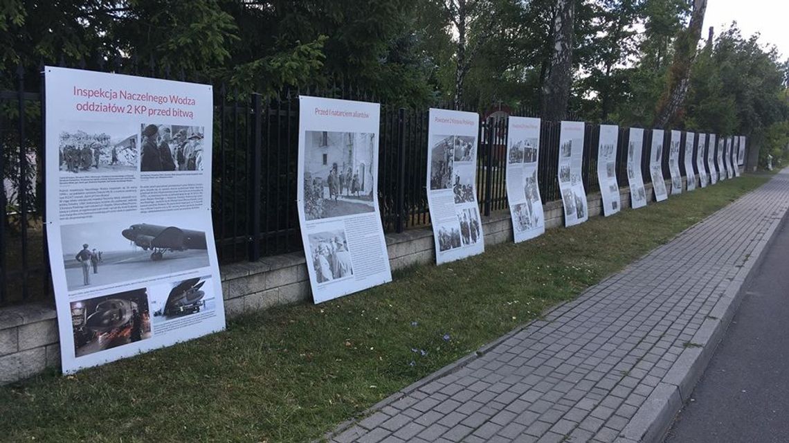 Radny żałuje, że wystawa o Monte Cassino zawisła na "ogrodzeniu przy ulicy wiodącej do ośrodka dla uchodźców"
